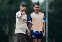 Pelatih Semen Padang FC Nil Maizar bersama pemain saat latihan jelang kontra PSPS Pekanbaru. (Foto: IG @semenpadangfcid)