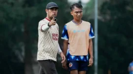 Pelatih Semen Padang FC Nil Maizar bersama pemain saat latihan jelang kontra PSPS Pekanbaru. (Foto: IG @semenpadangfcid)