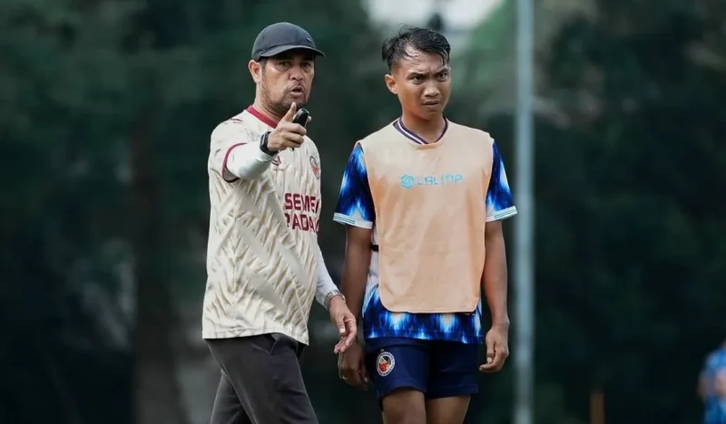 Pelatih Semen Padang FC Nil Maizar bersama pemain saat latihan jelang kontra PSPS Pekanbaru. (Foto: IG @semenpadangfcid)