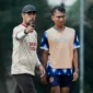 Pelatih Semen Padang FC Nil Maizar bersama pemain saat latihan jelang kontra PSPS Pekanbaru. (Foto: IG @semenpadangfcid)