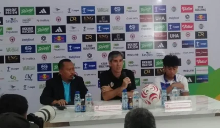 Pelatih Semen Padang FC, Stefano Cugurra saat konferensi pers seusai pertandingan