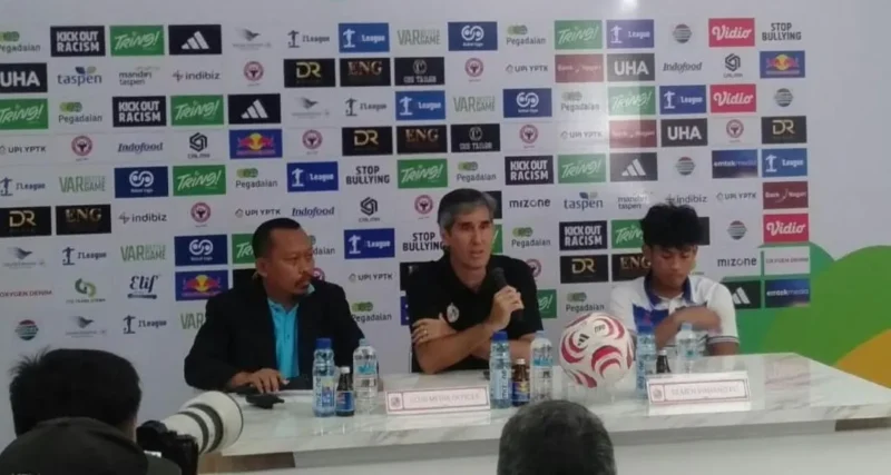 Pelatih Semen Padang FC, Stefano Cugurra saat konferensi pers seusai pertandingan. (Foto: ileague.id)