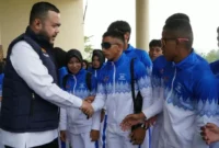 Wali Kota Padang Fadly Amran melepas atlet Kota Padang yang akan mengikuti Porprov Sumbar ke-XVI di lobi Balai Kota Padang, Aie Pacah, Kamis (1/10/2026). (Foto: Pemko Padang)