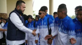 Wali Kota Padang Fadly Amran melepas atlet Kota Padang yang akan mengikuti Porprov Sumbar ke-XVI di lobi Balai Kota Padang, Aie Pacah, Kamis (1/10/2026). (Foto: Pemko Padang)