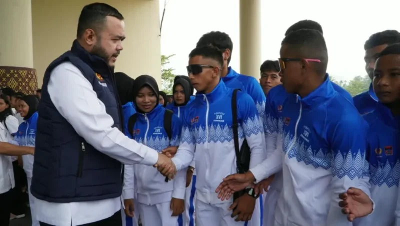 Wali Kota Padang Fadly Amran melepas atlet Kota Padang yang akan mengikuti Porprov Sumbar ke-XVI di lobi Balai Kota Padang, Aie Pacah, Kamis (1/10/2026). (Foto: Pemko Padang)