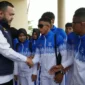Wali Kota Padang Fadly Amran melepas atlet Kota Padang yang akan mengikuti Porprov Sumbar ke-XVI di lobi Balai Kota Padang, Aie Pacah, Kamis (1/10/2026). (Foto: Pemko Padang)