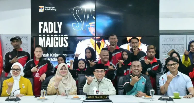 Wakil Wali Kota Padang, Maigus Nasir melepas 12 atlet SOIna Kota Padang yang akan mewakili Sumbar pada Pesonas II 2026 di Kota Kupang, NTT, 14-18 Oktober 2026. (Foto: Pemko Padang)