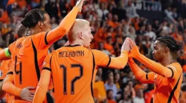 Pemain Belanda merayakan gol ke gawang Serbia. (Foto: IG @onsoranje)