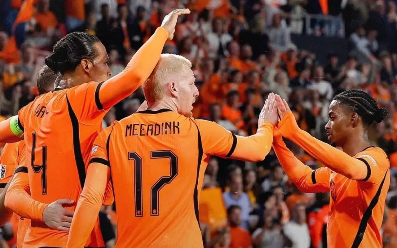 Pemain Belanda merayakan gol ke gawang Serbia. (Foto: IG @onsoranje)
