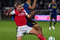 Pemain Fleetwood dan Arsenal terlibat duel sengit memperebutkan bola dalam pertandingan Carabao Cup. (Foto: IG @fleetwoodtownfc)