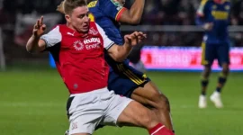 Pemain Fleetwood dan Arsenal terlibat duel sengit memperebutkan bola dalam pertandingan Carabao Cup. (Foto: IG @fleetwoodtownfc)