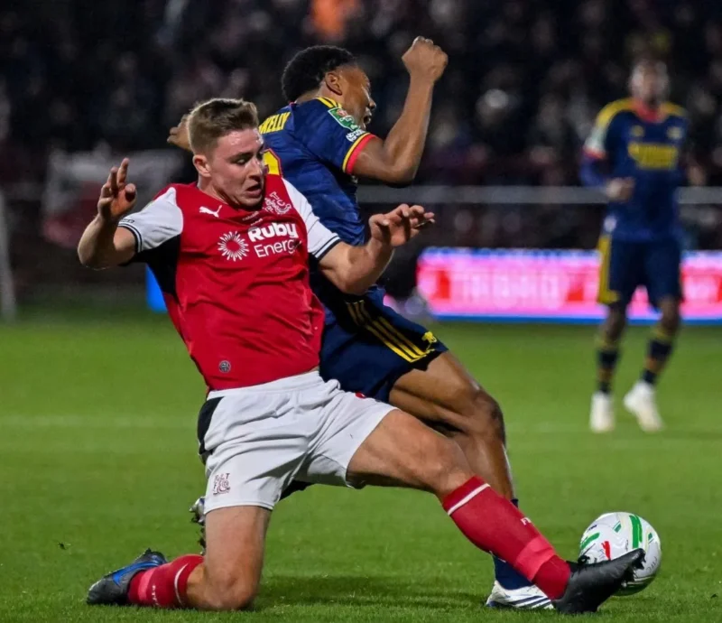 Pemain Fleetwood dan Arsenal terlibat duel sengit memperebutkan bola dalam pertandingan Carabao Cup. (Foto: IG @fleetwoodtownfc)