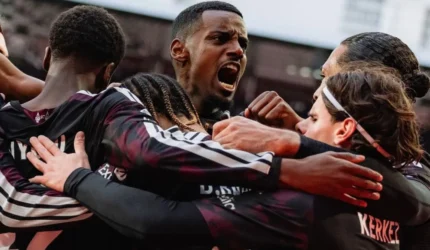 Pemain Liverpool merayakan gol