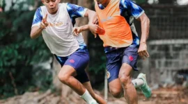 Pemain Semen Padang FC menjalani latihan jelang pertandingan lawan PSPS Pekanbaru pada Minggu (4/10/2026). (Foto: IG @semenpadangfcid)