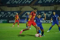 Pemain Semen Padang FC berduel dengan pemain Persiku Kudus, Sabtu (24/10/2026). (Foto: MO Semen Padang FC)