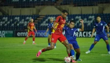 Pemain Semen Padang FC berduel dengan pemain Persiku Kudus, Sabtu (24/10/2026). (Foto: MO Semen Padang FC)