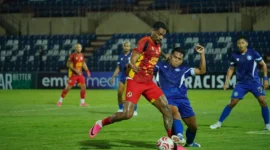 Pemain Semen Padang FC berduel dengan pemain Persiku Kudus, Sabtu (24/10/2026). (Foto: MO Semen Padang FC)
