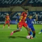 Pemain Semen Padang FC berduel dengan pemain Persiku Kudus, Sabtu (24/10/2026). (Foto: MO Semen Padang FC)