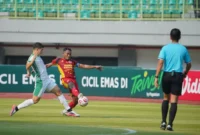 Pemain Semen Padang FC berduel dengan pemain PSMS Medan, Sabtu (17/10/2026). (Foto: MO Semen Padang FC)