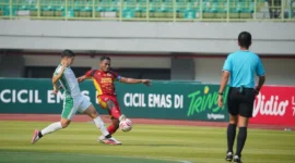 Pemain Semen Padang FC berduel dengan pemain PSMS Medan, Sabtu (17/10/2026). (Foto: MO Semen Padang FC)