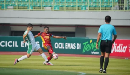 Pemain Semen Padang FC berduel dengan pemain PSMS Medan