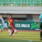 Pemain Semen Padang FC berduel dengan pemain PSMS Medan, Sabtu (17/10/2026). (Foto: MO Semen Padang FC)