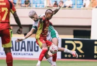 Winger Semen Padang FC Novri Setiawan saat berduel dengan pemain PSMS Medan. (Foto: ileague.id)