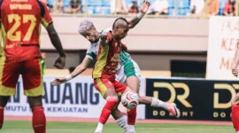 Winger Semen Padang FC Novri Setiawan saat berduel dengan pemain PSMS Medan. (Foto: ileague.id)