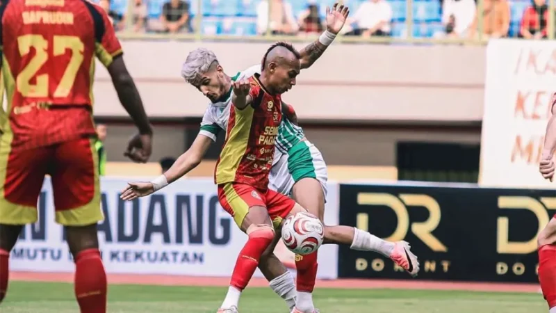 Winger Semen Padang FC Novri Setiawan saat berduel dengan pemain PSMS Medan. (Foto: ileague.id)