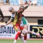 Winger Semen Padang FC Novri Setiawan saat berduel dengan pemain PSMS Medan. (Foto: ileague.id)