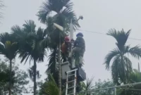 CV Anugerah Nuansa Abadi kembali memasang peralatan EWS Banjir yang hilang akibat dugaan pencurian di Kota Padang. (Foto: Ist) 