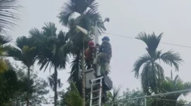 CV Anugerah Nuansa Abadi kembali memasang peralatan EWS Banjir yang hilang akibat dugaan pencurian di Kota Padang. (Foto: Ist) 