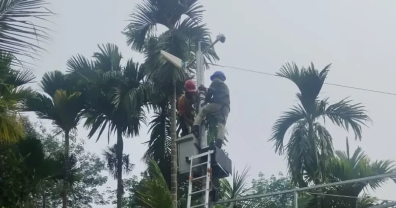 CV Anugerah Nuansa Abadi kembali memasang peralatan EWS Banjir yang hilang akibat dugaan pencurian di Kota Padang. (Foto: Ist) 