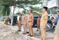 Wali Kota Payakumbuh Zulmaeta meninjau perkembangan pembangunan jalan di Kawasan Batang Agam, Senin (5/10/2026). (Foto: MC Payakumbuh)