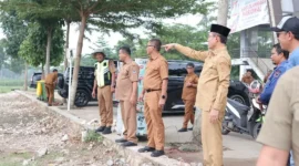 Wali Kota Payakumbuh Zulmaeta meninjau perkembangan pembangunan jalan di Kawasan Batang Agam, Senin (5/10/2026). (Foto: MC Payakumbuh)