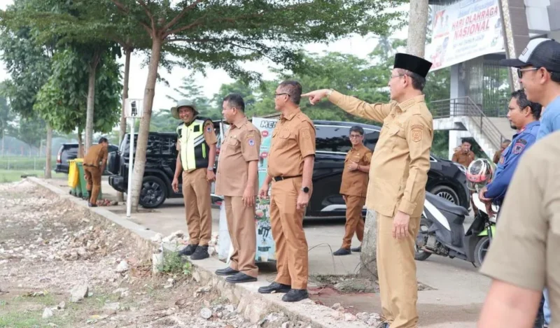 Wali Kota Payakumbuh Zulmaeta meninjau perkembangan pembangunan jalan di Kawasan Batang Agam, Senin (5/10/2026). (Foto: MC Payakumbuh)