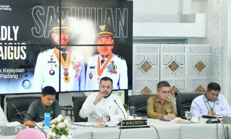 Wali Kota Padang, Fadly Amran memimpin pembentukan Tim Fasilitasi Sertifikasi Keamanan Pangan dan Sertifikasi Halal Kota Padang di Gedung Putih Kediaman Resmi Wali Kota, Selasa (13/10/2026). (Foto: Pemko Padang)