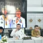 Wali Kota Padang, Fadly Amran memimpin pembentukan Tim Fasilitasi Sertifikasi Keamanan Pangan dan Sertifikasi Halal Kota Padang di Gedung Putih Kediaman Resmi Wali Kota, Selasa (13/10/2026). (Foto: Pemko Padang)
