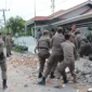 Petugas Satpol PP Padang membongkar pagar rumah warga yang memakan sebagian badan jalan di kawasan Dadok Tunggul Hitam, Jumat (2/10/2026). (Foto: Humas Satpol PP Padang)