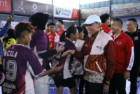 Wakil Wali Kota Padang, Maigus Nasir menyalami para atlet yang akan berlaga di cabor bola tangan Porprov Sumbar XVI 2026 di Lapangan Rafhely Futsal Bypass Padang, Sabtu (3/10/2026). (Foto: Pemko Padang)