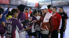 Wakil Wali Kota Padang, Maigus Nasir menyalami para atlet yang akan berlaga di cabor bola tangan Porprov Sumbar XVI 2026 di Lapangan Rafhely Futsal Bypass Padang, Sabtu (3/10/2026). (Foto: Pemko Padang)
