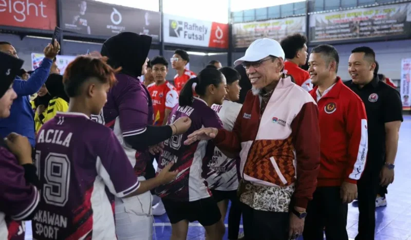 Wakil Wali Kota Padang, Maigus Nasir menyalami para atlet yang akan berlaga di cabor bola tangan Porprov Sumbar XVI 2026 di Lapangan Rafhely Futsal Bypass Padang, Sabtu (3/10/2026). (Foto: Pemko Padang)