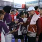 Wakil Wali Kota Padang, Maigus Nasir menyalami para atlet yang akan berlaga di cabor bola tangan Porprov Sumbar XVI 2026 di Lapangan Rafhely Futsal Bypass Padang, Sabtu (3/10/2026). (Foto: Pemko Padang)