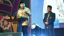 Wali Kota Padang Fadly Amran didampingi Wakil Wali Kota Maigus memberikan sambutan saat pembukaan MTQ Nasional ke-42 Tingkat Kota Padang pada Sabtu (10/10/2026) malam. (Foto: Pemko Padang)