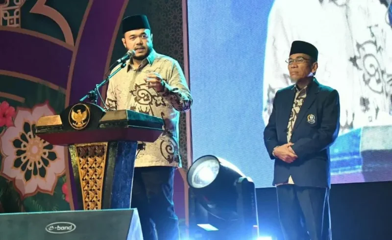 Wali Kota Padang Fadly Amran didampingi Wakil Wali Kota Maigus memberikan sambutan saat pembukaan MTQ Nasional ke-42 Tingkat Kota Padang pada Sabtu (10/10/2026) malam. (Foto: Pemko Padang)