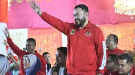 Wali Kota Padang Fadly Amran menghadiri pembukaan Porprov Sumbar XVI 2026 di halaman Istana Gubernur Sumbar, Jumat (2/10/2026) malam. (Foto: Pemko Padang)