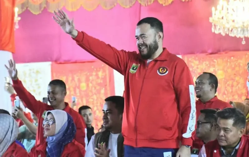 Wali Kota Padang Fadly Amran menghadiri pembukaan Porprov Sumbar XVI 2026 di halaman Istana Gubernur Sumbar, Jumat (2/10/2026) malam. (Foto: Pemko Padang)