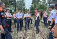 KAI Divre II Sumbar memeriksa kondisi jalur kereta api Padang–Bukit Putus–Indarung. (Foto: KAI Divre II Sumbar)
