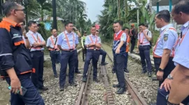 KAI Divre II Sumbar memeriksa kondisi jalur kereta api Padang–Bukit Putus–Indarung. (Foto: KAI Divre II Sumbar)