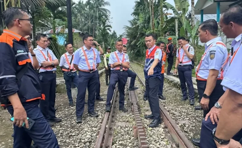 KAI Divre II Sumbar memeriksa kondisi jalur kereta api Padang–Bukit Putus–Indarung. (Foto: KAI Divre II Sumbar)